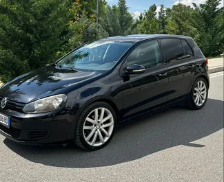 Frontansicht eines Mietwagens Volkswagen Golf 6 in Tirana, Albanien ✓ Auto Nr.10426. ✓ Automatisch TM ✓ 0 Bewertungen.