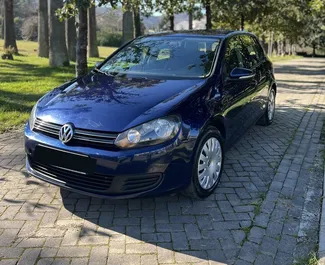 Frontansicht eines Mietwagens Volkswagen Golf 6 in Tirana, Albanien ✓ Auto Nr.10424. ✓ Automatisch TM ✓ 0 Bewertungen.