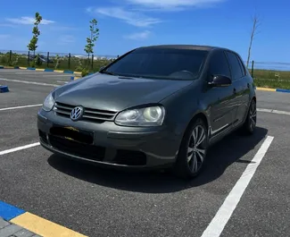 Frontansicht eines Mietwagens Volkswagen Golf 5 in Durres, Albanien ✓ Auto Nr.10230. ✓ Schaltgetriebe TM ✓ 0 Bewertungen.