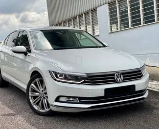 Frontansicht eines Mietwagens Volkswagen Passat in Budva, Montenegro ✓ Auto Nr.10375. ✓ Automatisch TM ✓ 0 Bewertungen.