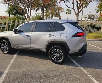 Frontansicht eines Mietwagens Toyota Rav4 in Dubai, VAE ✓ Auto Nr.10367. ✓ Automatisch TM ✓ 0 Bewertungen.