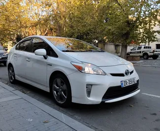 Frontansicht eines Mietwagens Toyota Prius in Kutaisi, Georgien ✓ Auto Nr.7967. ✓ Automatisch TM ✓ 0 Bewertungen.