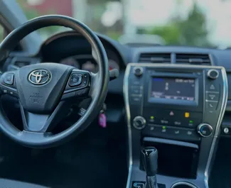 Innenraum von Toyota Camry zur Miete in Georgien. Ein großartiges 5-Sitzer Fahrzeug mit Automatisch Getriebe.