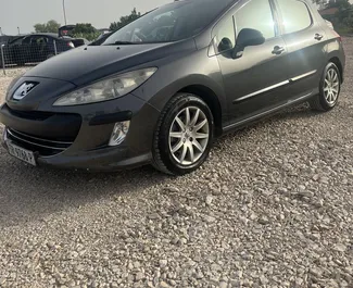 Frontansicht eines Mietwagens Peugeot 308 am Flughafen von Tirana, Albanien ✓ Auto Nr.10443. ✓ Automatisch TM ✓ 1 Bewertungen.