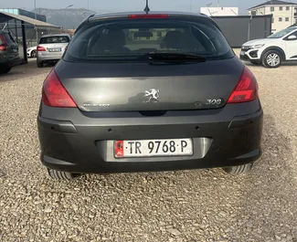 Vermietung Peugeot 308. Komfort Fahrzeug zur Miete in Albanien ✓ Kaution Keine Kaution ✓ Versicherungsoptionen KFZ-HV, TKV, VKV Plus, VKV Komplett, Ausland, Junge.