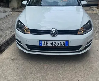 Frontansicht eines Mietwagens Volkswagen Golf 7 am Flughafen von Tirana, Albanien ✓ Auto Nr.10634. ✓ Automatisch TM ✓ 0 Bewertungen.