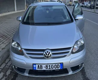 Frontansicht eines Mietwagens Volkswagen Golf Plus in Durres, Albanien ✓ Auto Nr.10137. ✓ Schaltgetriebe TM ✓ 1 Bewertungen.