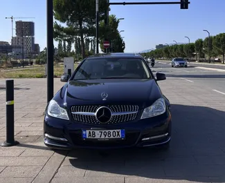 Frontansicht eines Mietwagens Mercedes-Benz C-Class in Tirana, Albanien ✓ Auto Nr.10549. ✓ Automatisch TM ✓ 0 Bewertungen.