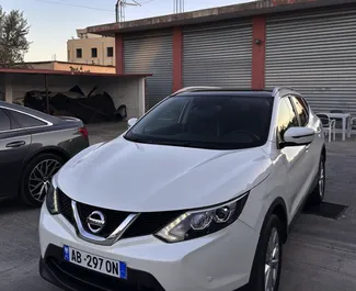 Frontansicht eines Mietwagens Nissan Qashqai am Flughafen von Tirana, Albanien ✓ Auto Nr.10529. ✓ Automatisch TM ✓ 0 Bewertungen.