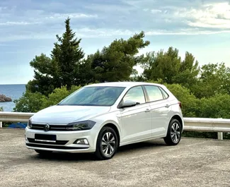 Frontansicht eines Mietwagens Volkswagen Polo in Budva, Montenegro ✓ Auto Nr.10211. ✓ Automatisch TM ✓ 0 Bewertungen.