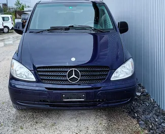 Frontansicht eines Mietwagens Mercedes-Benz Vito in Tirana, Albanien ✓ Auto Nr.10506. ✓ Automatisch TM ✓ 0 Bewertungen.