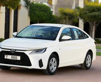 Frontansicht eines Mietwagens Toyota Yaris Ativ in Dubai, VAE ✓ Auto Nr.6172. ✓ Automatisch TM ✓ 1 Bewertungen.