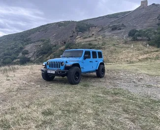 Frontansicht eines Mietwagens Jeep Wrangler Rubicon in Tiflis, Georgien ✓ Auto Nr.10528. ✓ Automatisch TM ✓ 0 Bewertungen.