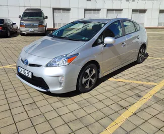 Frontansicht eines Mietwagens Toyota Prius in Batumi, Georgien ✓ Auto Nr.10566. ✓ Automatisch TM ✓ 0 Bewertungen.