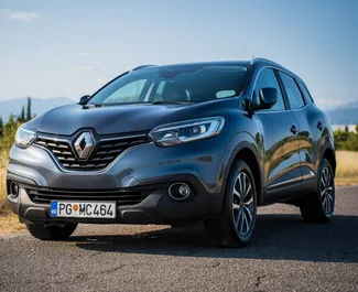 Frontansicht eines Mietwagens Renault Kadjar in Podgorica, Montenegro ✓ Auto Nr.10553. ✓ Schaltgetriebe TM ✓ 0 Bewertungen.