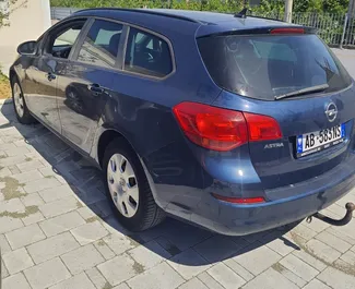 Frontansicht eines Mietwagens Opel Astra Sports Tourer in Durres, Albanien ✓ Auto Nr.10579. ✓ Schaltgetriebe TM ✓ 0 Bewertungen.