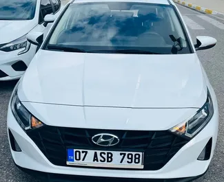 Frontansicht eines Mietwagens Hyundai i20 am Flughafen Antalya, Türkei ✓ Auto Nr.4901. ✓ Automatisch TM ✓ 1 Bewertungen.