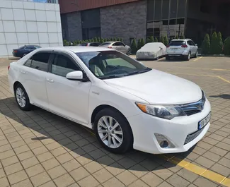 Frontansicht eines Mietwagens Toyota Camry in Batumi, Georgien ✓ Auto Nr.10565. ✓ Automatisch TM ✓ 0 Bewertungen.