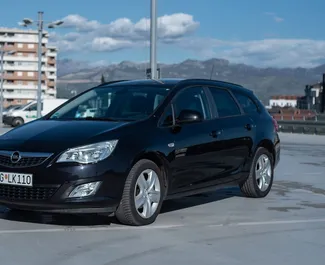 Frontansicht eines Mietwagens Opel Astra Sports Tourer in Podgorica, Montenegro ✓ Auto Nr.10576. ✓ Automatisch TM ✓ 1 Bewertungen.