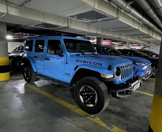 Innenraum von Jeep Wrangler Rubicon zur Miete in Georgien. Ein großartiges 5-Sitzer Fahrzeug mit Automatisch Getriebe.