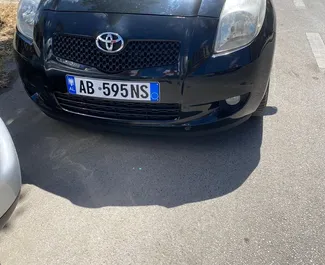 Frontansicht eines Mietwagens Toyota Yaris in Durres, Albanien ✓ Auto Nr.8604. ✓ Schaltgetriebe TM ✓ 1 Bewertungen.