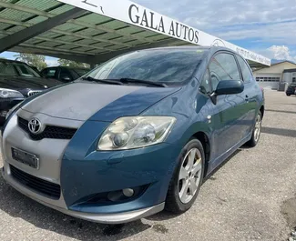 Frontansicht eines Mietwagens Toyota Auris in Durres, Albanien ✓ Auto Nr.10673. ✓ Schaltgetriebe TM ✓ 0 Bewertungen.