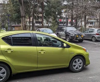 Vermietung Toyota Prius C. Wirtschaft, Komfort Fahrzeug zur Miete in Georgien ✓ Kaution Einzahlung von 50 GEL ✓ Versicherungsoptionen KFZ-HV, VKV Komplett, Insassen.