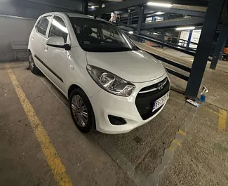 Frontansicht eines Mietwagens Hyundai i10 am Belgrader Flughafen, Serbien ✓ Auto Nr.8369. ✓ Schaltgetriebe TM ✓ 0 Bewertungen.