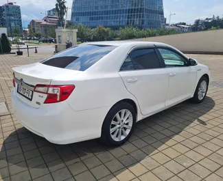 Mietwagen Toyota Camry 2014 in Georgien, mit Hybride-Kraftstoff und 154 PS ➤ Ab 85 GEL pro Tag.