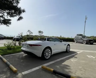 Innenraum von Jaguar F-Type zur Miete in Georgien. Ein großartiges 2-Sitzer Fahrzeug mit Automatisch Getriebe.