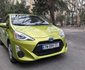 Frontansicht eines Mietwagens Toyota Prius C in Tiflis, Georgien ✓ Auto Nr.10669. ✓ Automatisch TM ✓ 0 Bewertungen.