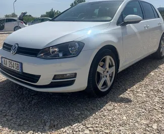 Frontansicht eines Mietwagens Volkswagen Golf 7 am Flughafen von Tirana, Albanien ✓ Auto Nr.10517. ✓ Schaltgetriebe TM ✓ 0 Bewertungen.