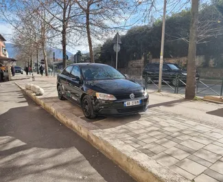 Frontansicht eines Mietwagens Volkswagen Jetta in Tirana, Albanien ✓ Auto Nr.10596. ✓ Automatisch TM ✓ 0 Bewertungen.