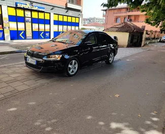 Frontansicht eines Mietwagens Volkswagen Jetta in Tirana, Albanien ✓ Auto Nr.10599. ✓ Automatisch TM ✓ 0 Bewertungen.