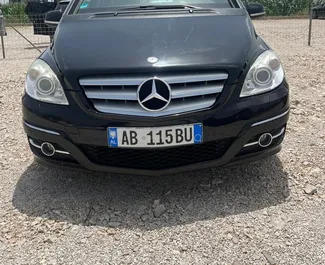 Frontansicht eines Mietwagens Mercedes-Benz B-Class am Flughafen von Tirana, Albanien ✓ Auto Nr.10513. ✓ Automatisch TM ✓ 2 Bewertungen.