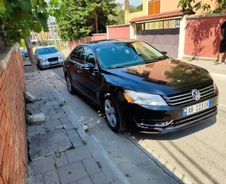 Frontansicht eines Mietwagens Volkswagen Passat in Tirana, Albanien ✓ Auto Nr.10590. ✓ Automatisch TM ✓ 0 Bewertungen.