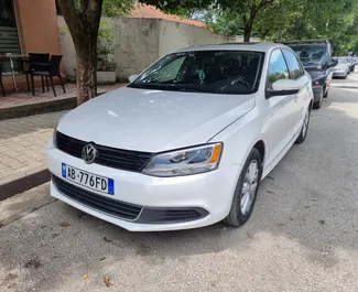 Frontansicht eines Mietwagens Volkswagen Jetta in Tirana, Albanien ✓ Auto Nr.10595. ✓ Automatisch TM ✓ 0 Bewertungen.