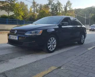 Frontansicht eines Mietwagens Volkswagen Jetta in Tirana, Albanien ✓ Auto Nr.10594. ✓ Automatisch TM ✓ 0 Bewertungen.