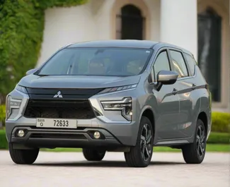 Frontansicht eines Mietwagens Mitsubishi Xpander in Dubai, VAE ✓ Auto Nr.10545. ✓ Automatisch TM ✓ 0 Bewertungen.