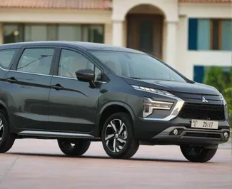 Frontansicht eines Mietwagens Mitsubishi Xpander in Dubai, VAE ✓ Auto Nr.10547. ✓ Automatisch TM ✓ 0 Bewertungen.