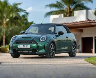 Frontansicht eines Mietwagens Mini Cooper S Cabrio in Dubai, VAE ✓ Auto Nr.10538. ✓ Automatisch TM ✓ 0 Bewertungen.