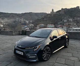 Frontansicht eines Mietwagens Toyota Corolla Sedan in Tiflis, Georgien ✓ Auto Nr.10643. ✓ Automatisch TM ✓ 0 Bewertungen.