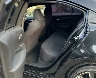 Innenraum von Toyota Corolla Sedan zur Miete in Georgien. Ein großartiges 5-Sitzer Fahrzeug mit Automatisch Getriebe.