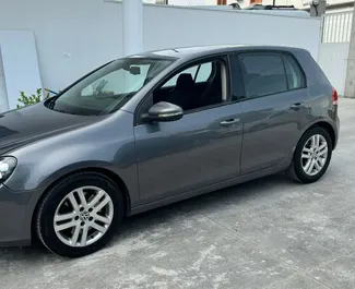 Frontansicht eines Mietwagens Volkswagen Golf 6 in Tirana, Albanien ✓ Auto Nr.10530. ✓ Schaltgetriebe TM ✓ 0 Bewertungen.