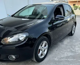 Frontansicht eines Mietwagens Volkswagen Golf 6 in Tirana, Albanien ✓ Auto Nr.6294. ✓ Schaltgetriebe TM ✓ 1 Bewertungen.