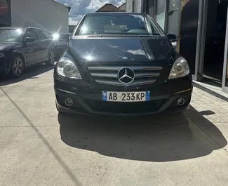 Frontansicht eines Mietwagens Mercedes-Benz B-Class in Tirana, Albanien ✓ Auto Nr.10531. ✓ Schaltgetriebe TM ✓ 0 Bewertungen.