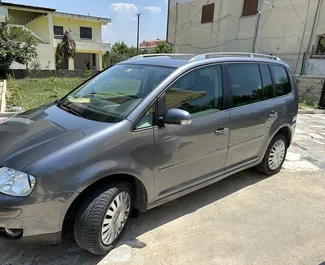 Frontansicht eines Mietwagens Volkswagen Touran in Durres, Albanien ✓ Auto Nr.10676. ✓ Automatisch TM ✓ 2 Bewertungen.