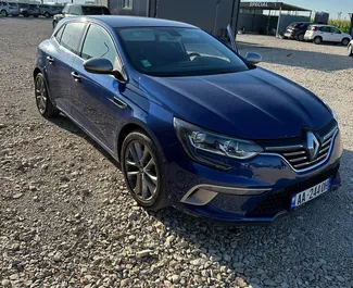 Frontansicht eines Mietwagens Renault Megane am Flughafen von Tirana, Albanien ✓ Auto Nr.10514. ✓ Automatisch TM ✓ 0 Bewertungen.