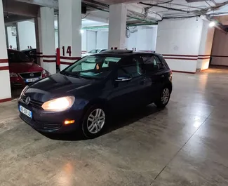 Frontansicht eines Mietwagens Volkswagen Golf 6 in Tirana, Albanien ✓ Auto Nr.10598. ✓ Automatisch TM ✓ 1 Bewertungen.