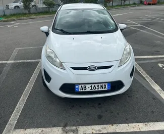 Frontansicht eines Mietwagens Ford Fiesta in Tirana, Albanien ✓ Auto Nr.10600. ✓ Automatisch TM ✓ 0 Bewertungen.